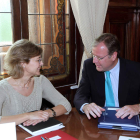 Isabel García Tejerina recibió a Antonio Silván ayer por la tarde en la sede del ministerio.