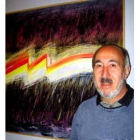 El pintor Manuel Jular, ante una de las obras expuestas en la muestra