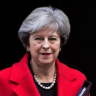La primera ministra britanica, Theresa May, abandona el 10 de Downing Street.