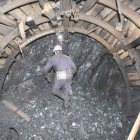 Dos mineros trabajan en el Pozo Emilio, en una fotografía de archivo.