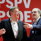 Ximo Puig y Ángel Gabilondo en la clausura de la jornada ‘La vía valenciana’. JUAN CARLOS CÁRDENAS