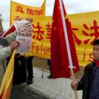 Partidarios y detractores del régimen chino, ayer, en Madrid