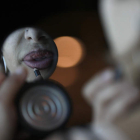 Una mujer que ejerce la prostitución se perfila los labios antes de empezar una nueva jornada. JESÚS F. SALVADORES