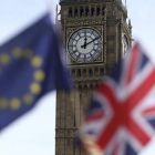 La bandera europea y la de Gran Bretaña, frente al Big Ben de Londres, este domingo.