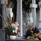 Una mujer arregla una sepultura en el cementerio de la capital leonesa, ayer en Puente Castro.