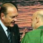 Jacques Chirac conversa con el presidente de Afganistán, Hamid Karzai