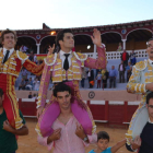 Román, Garrido y Huertas salieron ayer hombros en Valencia de Don Juan. MEDINA