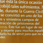 Monolito del Museo de León con la cartela vandalizada,  ya reparada. A la derecha, placa de Paradores en la sala capitular. a. g.