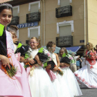 La reina infantil, Carla Urigoitia (izquierda), lista para iniciar el desfile de la ofrenda floral.
