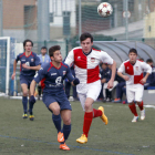 Cristian evita el avance de un jugador del Colegio Diocesano extremeño.