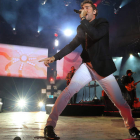 El cantante almeriense en un momento de su espectáculo ayer en el auditorio de Ponferrada.