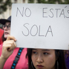 Manifestación de apoyo a la víctima de 'La manada' de Manresa en Valencia, este lunes.
