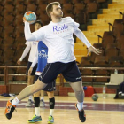 El pivote ademarista, Diego Piñeiro, se eleva para realizar un lanzamiento durante un entrenamiento en el Palacio.