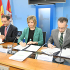 Diego Juez (Acalerte) , Alicia García y Jorge Sainz (Lares) durante la firma del protocolo. e. margareto