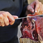 La cecina es leonesa como pocos productos pueden presumir. Este mes de mayo, además, enarbola el buen comer y la gastronomía de la provincia. Nunca está de más saborearla. Un salazón cárnico que este domingo celebra una fiesta clave, cuando se va a batir