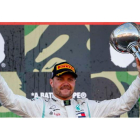 Valtteri Bottas celebra en el podio su triunfo en un GP de Japón marcado por los contratiempos. AZUBEL