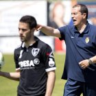 Miguel Ángel Álvarez Tomé da instrucciones a sus jugadores durante el partido disputado en Villaviciosa. LOF