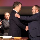 El presidente Santos y el jefe de las FARC Londoño, tras la firma del acuerdo. M. DUEÑAS CASTAÑEDA