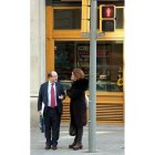 Iceta y Batet conversan en una calle de Barcelona. TONI ALBIR