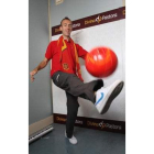 Sergio, con la camiseta de España, bromea con un balón.