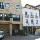 El edificio está situado al lado del Ayuntamiento.
