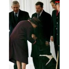 La reina Isabel hace un gesto cariñoso al perro guía de David Blunkett, en el centro