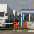 Un grupo de camiones, parte de un convoy ruso con ayudas, espera para cruzar la frontera.