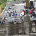 Traslado de los supervivientes del alud de lodo.