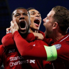 Wijnaldum celebra el tercer gol con Henderson y Alexander-Arnold.