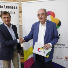 Adelino Pérez, de la DO Bierzo, y José Cañedo, de la Academia Leonesa de Gastronomía. L. DE LA MATA