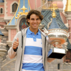 Nadal posa con su octava ‘Copa de los Mosqueteros’ de Roland Garros en Disneyland-París.
