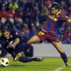 El delantero del Barcelona, Pedro Rodríguez, intenta superar al meta del Athletic, Gorka Iraizoz .