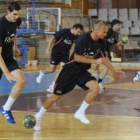 El lateral del filial, Ángel Montoro, a la izquierda, entrará hoy en la convocatoria por las bajas d