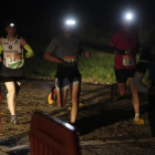 Momento de la salida del Urban Trail Nocturno y varios de los participantes durante los primeros metros de la carrera. FERNANDO OTERO