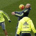 Zidane controla el balón ante Benzema y Danilo durante el entrenaminento de este viernes en Valdebebas.