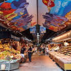 El mercado de la Boquería, en Barcelona, con poca afluencia por la caída del turismo y el llamamiento a confinarse de nuevo. ALEJANDRO GARCÍA