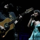 Juan Aguirre y Eva Amaral, en plena actuación musical, subirán esta noche al escenario del auditorio