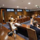 Momento en el que el equipo de gobierno, al que se unió el grupo de Tarsicio Carballo, votó a favor de llevar a Compostilla las oficinas. ANA F. BARREDO