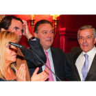 Isabel Carrasco, José María Aznar, Alfredo Prada y Emilio Gutierrez saludan a los militantes.
