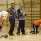 Diego Soto, técnico del Cleba, dirige a las jugadoras leonesas en un entrenamiento.