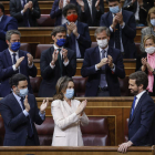 Pablo Casado recibe el aplauso de sus diputados, que horas antes le habían dejado caer. CHEMA MOYA