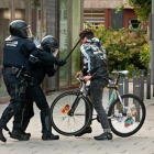 El momento en que los mossos golpean al joven.