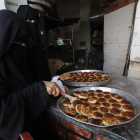 Mujeres de Yemen preparan dulces para celebrar el fin del Ramadán. FAHYA ARHAB