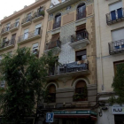 Fachada de un edificio en la calle Altamiro de Madrid en proceso de rehabilitación.