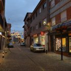 Una de las calles céntricas con establecimientos comerciales de Santa María del Páramo. MEDINA