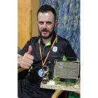 Rubén con la medalla y la placa que le acredita como campeón. DL