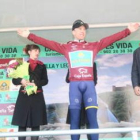 Contador, antes de tomar la salida, se dedicó a firmar decenas de autógrafos con una pancarta de apo