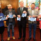 El alcalde de la capital, con los miembros de la Asociación Autismo de León. RAMIRO