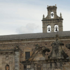 Un rayo en 2020 se llevó por delante la veleta y dañó la espadaña y el tejado del monasterio, fotografiado ayer. L. DE LA MATA