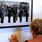 Una mujer contempla una de las imágenes de la Agencia Efe en la exposición «La plaza sin visillos»